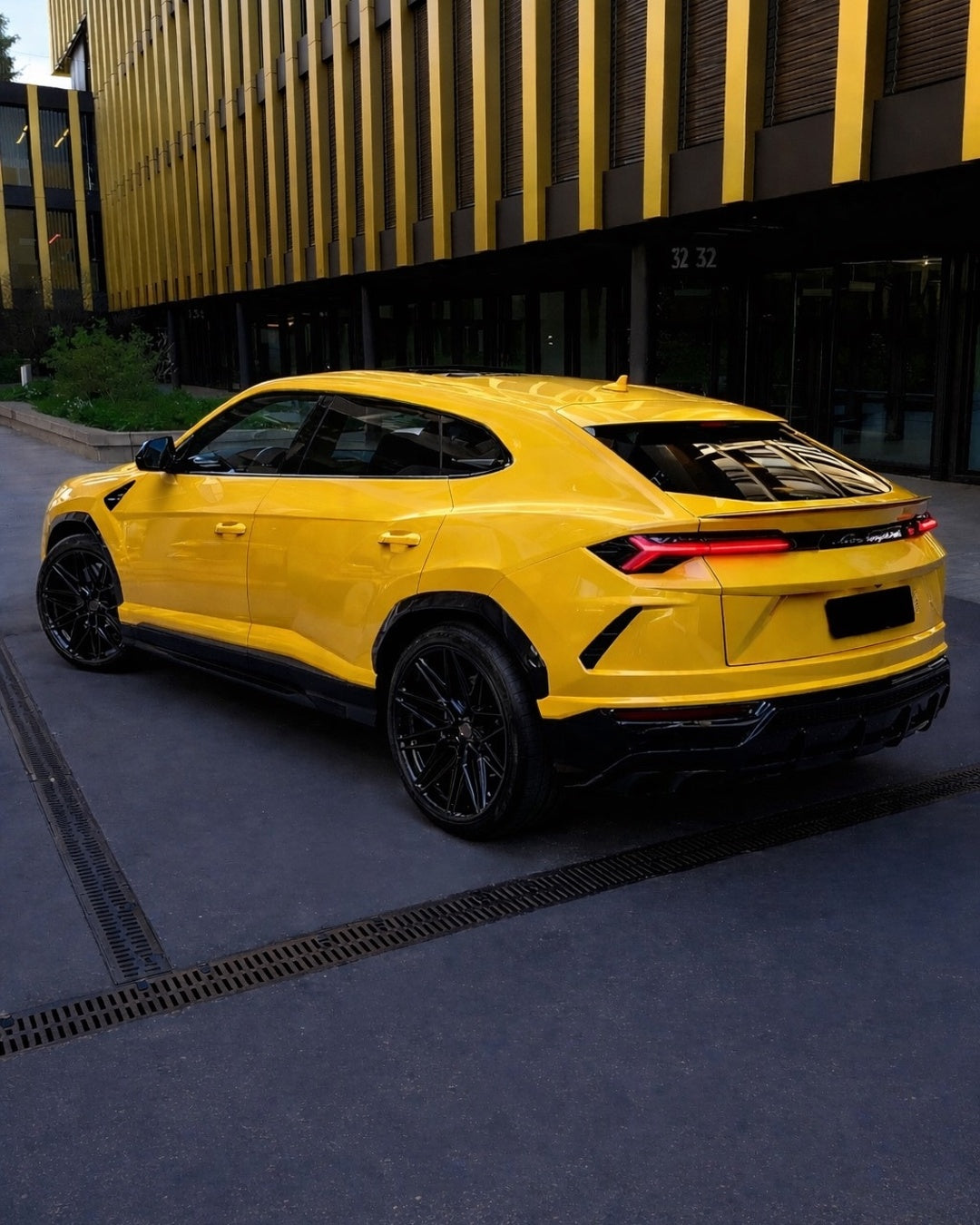 Lamborghini Urus — view 2