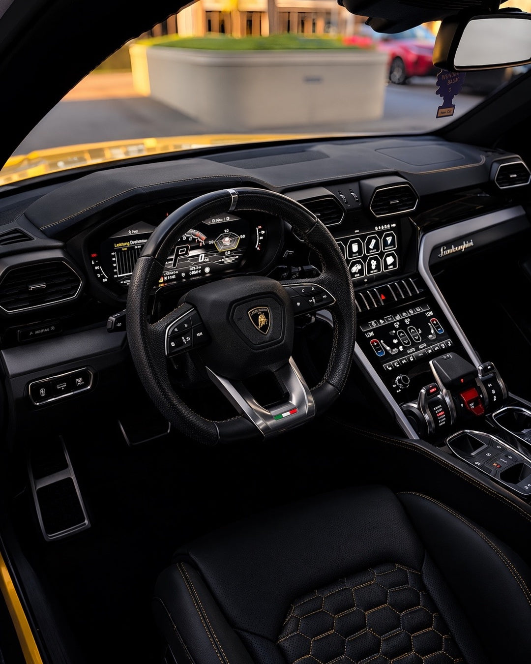 Lamborghini Urus — view 3
